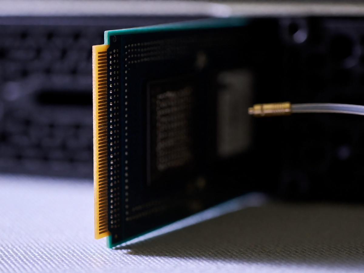 H200 memory bandwidth inefficiencies in distributed training