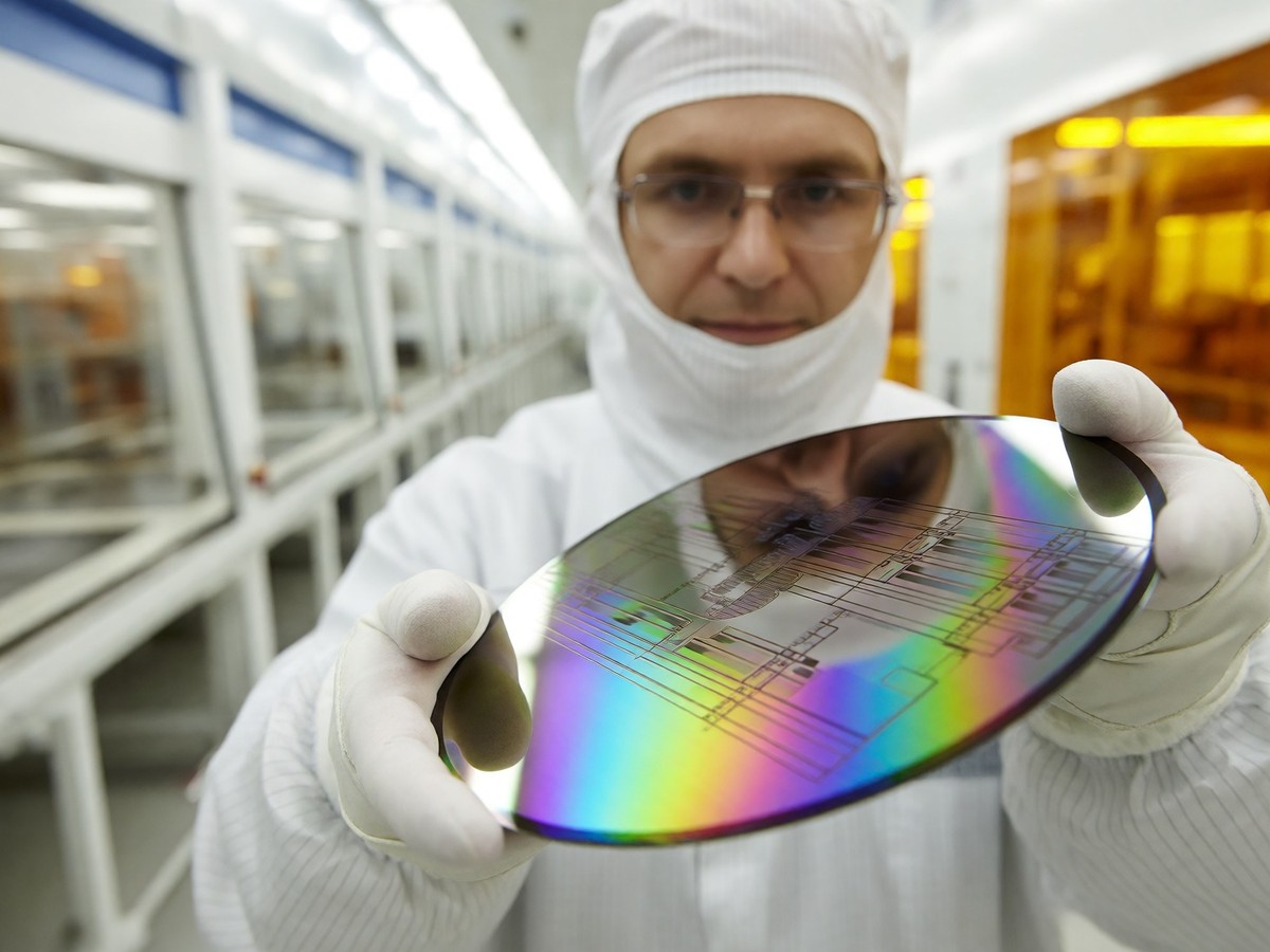 Massive capital concentration in AI semiconductor design startups